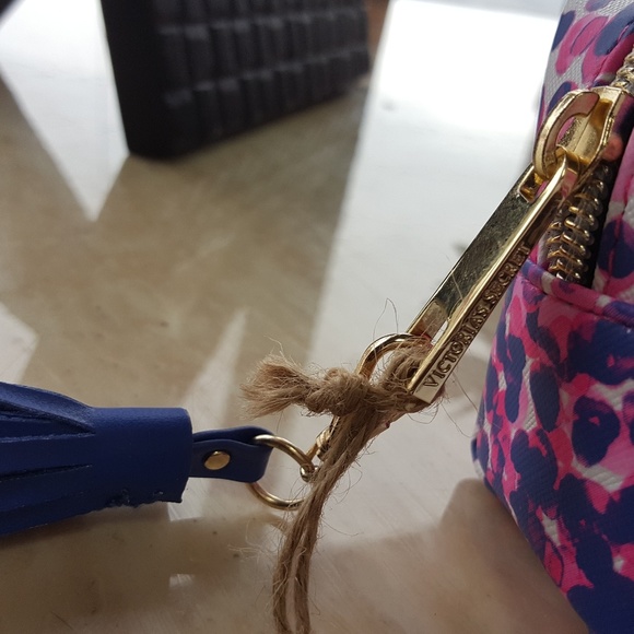 3 Victoria's Secret bags wallet makeup bag change - Picture 6 of 7